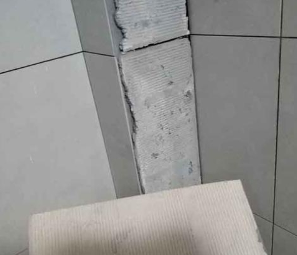 潞城瓷砖空鼓维修公司分享下厨房瓷砖脱落的补救措施。